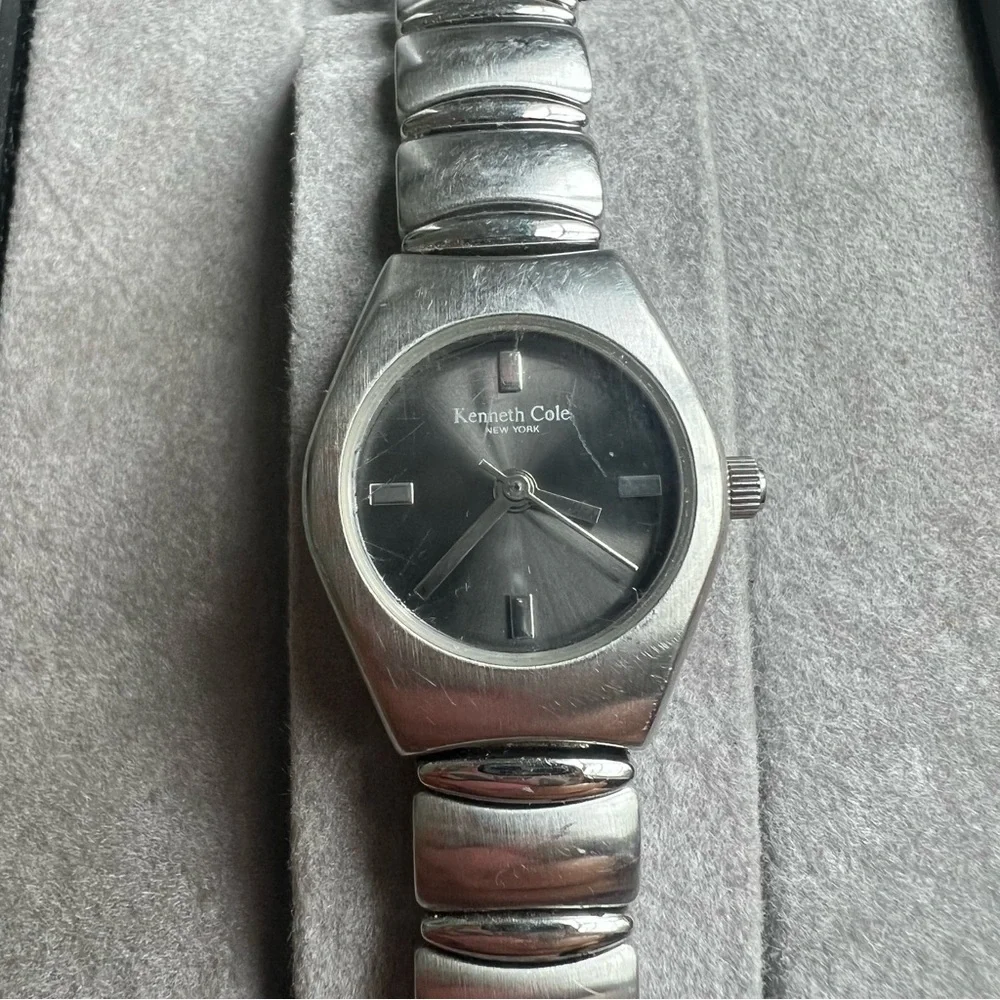 Kenneth Cole New York ladies silver tone watch NEW BATTERY